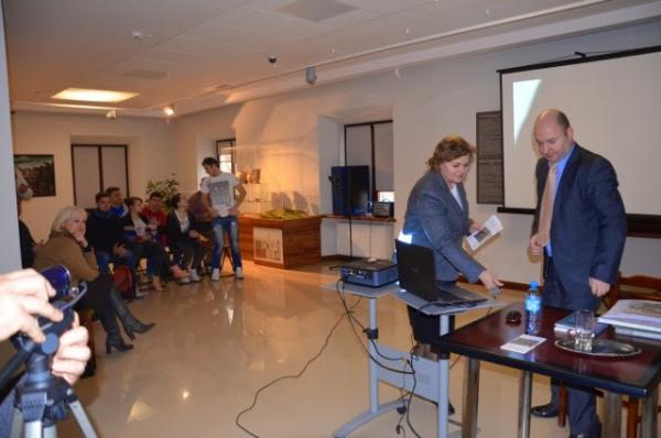 prelegent i słuchacze na sali w muzeum